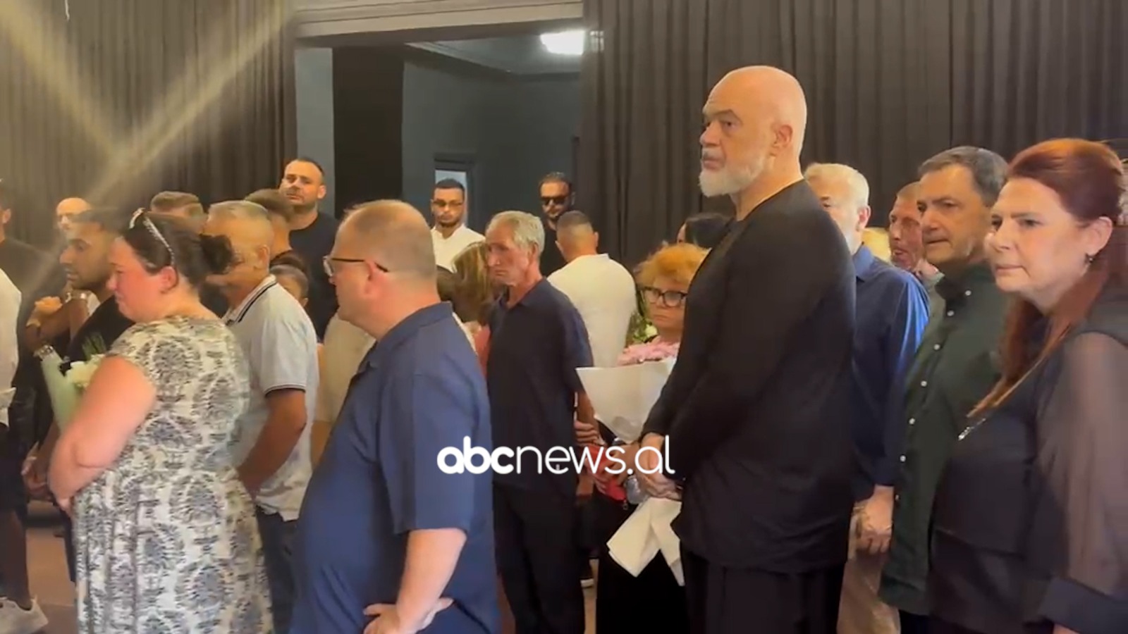 Mes dhimbjes dhe nderimeve  Rama i bashkohet homazheve për gazetarin Enrik Mehmeti