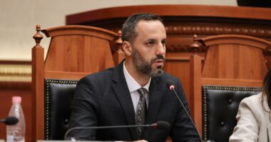 Lamallari në Kuvend: Policia vepron sipas ligjit, opozita të distancohet nga dhuna dhe personat me kapuç