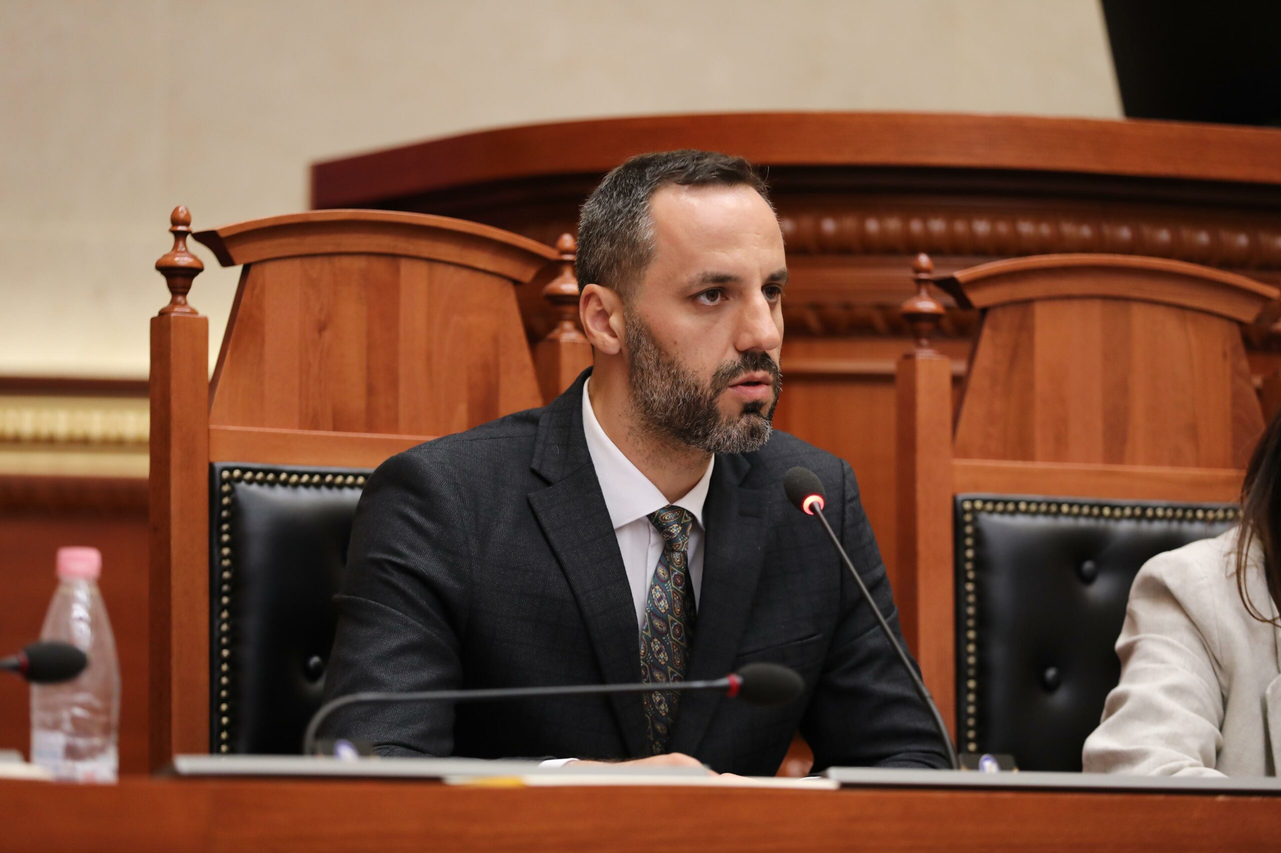 “Partia e skuthave po paguan mercenarë!”, Lamallari: Largoni njerëzit me kapuça! Policia po vepron sipas ligjit