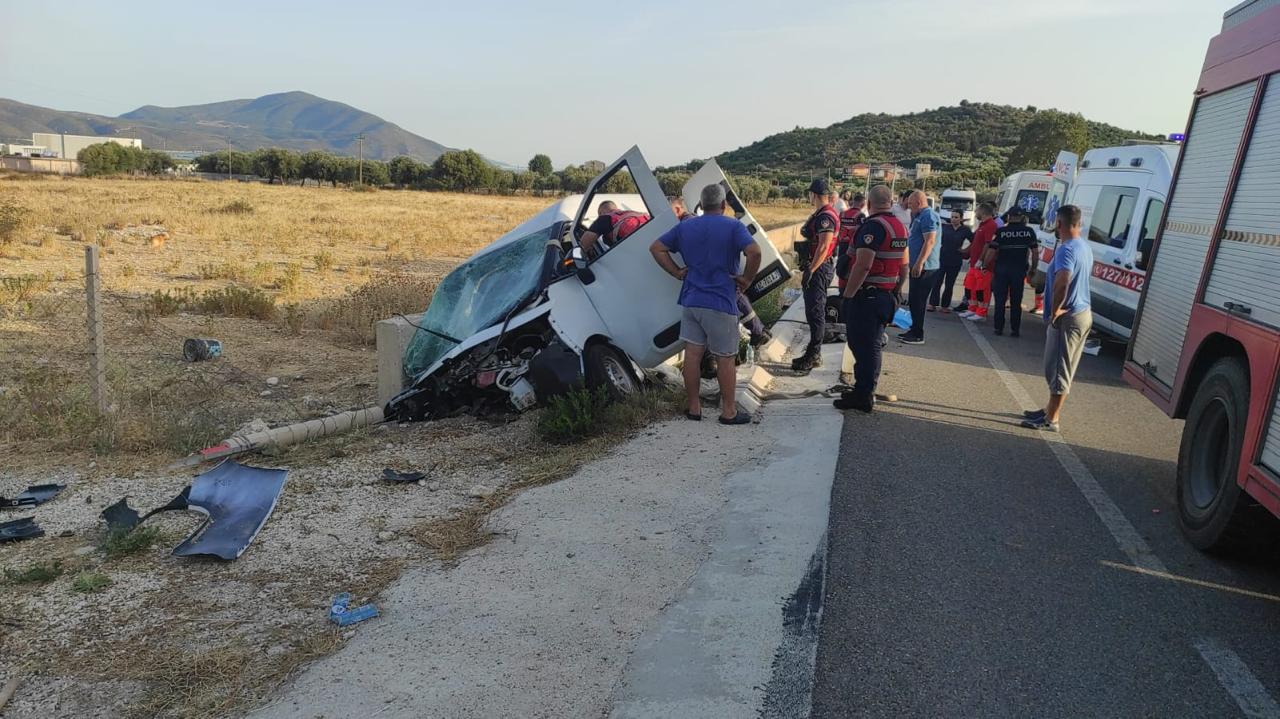 Aksident në aksin Vlorë Llogara  Furgoni del nga rruga  një viktimë dhe 4 të plagosur  EMRAT 