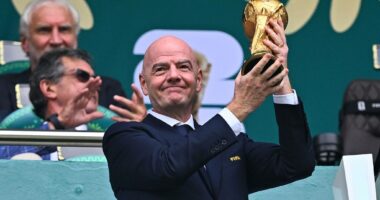 FIFA: Biznesi, e ardhmja e futbollit/ Presidenti Infantino mbron planet e reja për Kupën e Botës