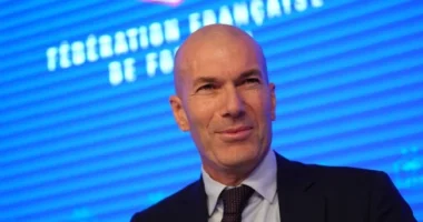 Zidane, trajneri i ri i Francës/ Legjenda e “bluve” prezantohet në Paris si njeriu i ri i stolit