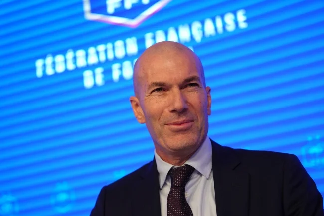 zidane-trajneri-i-ri-i-frances-legjenda-e-bluve-prezantohet-ne-paris-si-njeriu-i-ri-i-stolit