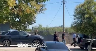 Familja Plaka në Roskovec hap dyert e mortit/ U vranë nga ish-dhëndri, përcillen për në banesën e fundit bashkëshortët, nesër varroset autori i krimit