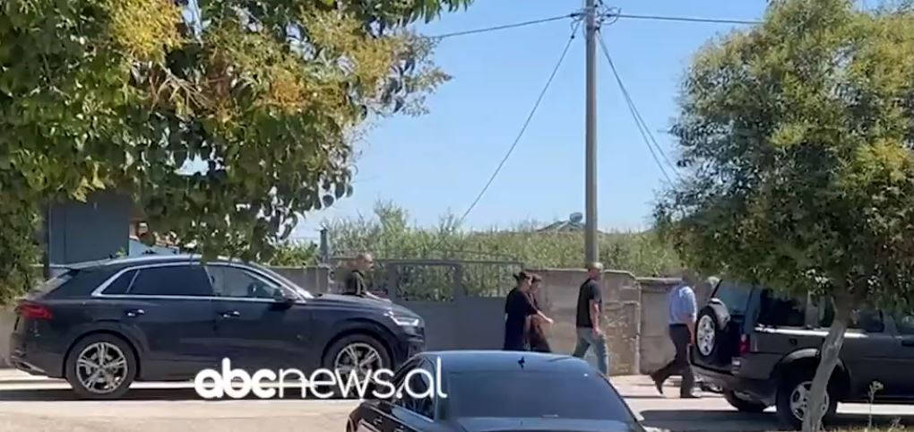 Familja Plaka në Roskovec hap dyert e mortit  U vranë nga ish dhëndri  përcillen për në banesën e fundit bashkëshortët  nesër varroset autori i krimit