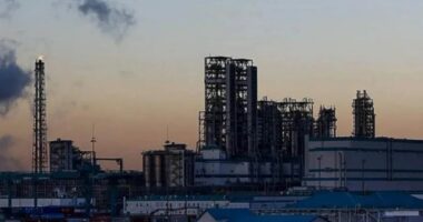 Rafineria në Siberi ndalon punën pas sulmit ajror ukrainas