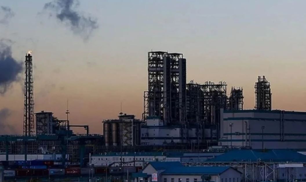 Rafineria në Siberi ndalon punën pas sulmit ajror ukrainas