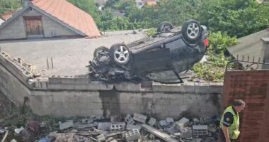 Aksident në Kukës/ Automjeti del nga rruga dhe përplaset me murin e një banese