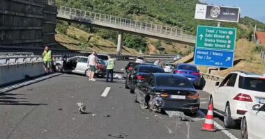 Aksident zinxhir pranë Morinës, lëndohen gjashtë persona