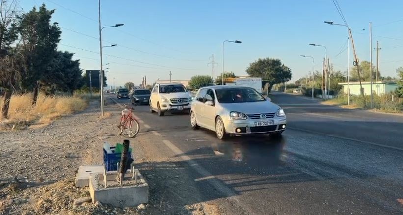 Aksident në aksin Lezhë Milot  Makina përplas 66 vjeçarin më biçikletë