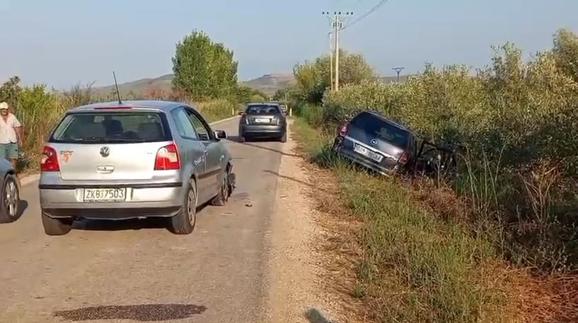 Aksident i dyfishtë në Fier  Mjeti me targa italiane përfundon në kanal  shkak parakalimi i gabuar