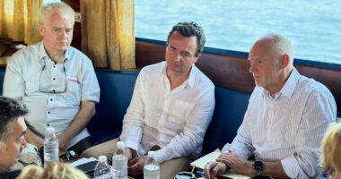 Kosova “digjet”…Kurti në Greqi/ Analistët: I papërgjegjshëm, fokusi duhet të ishte te kriza