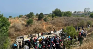 Të paktën 25 persona humbin jetën pasi një autobus pasagjerësh përmbyset në Algjeri