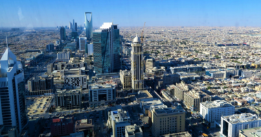 Arabia Saudite bllokon transfertat drejt Emirateve