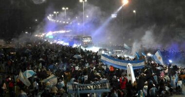 Pritja spektakolare e Argjentinës/ Mijëra tifozë përgëzojnë Kombëtaren në Buenos Aires