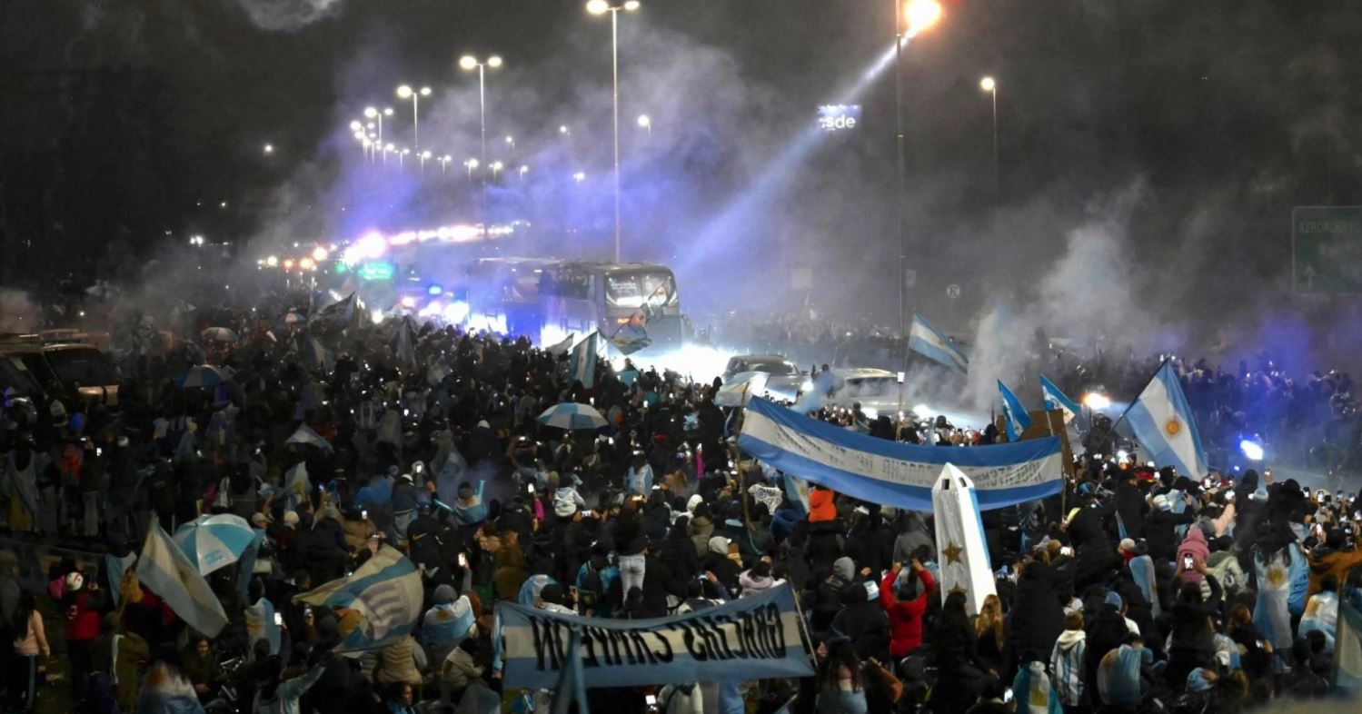 Pritja spektakolare e Argjentinës/ Mijëra tifozë përgëzojnë Kombëtaren në Buenos Aires