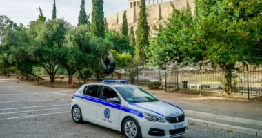 Sulm me thikë pranë Akropolit në Athinë, lëndohen dy turistë