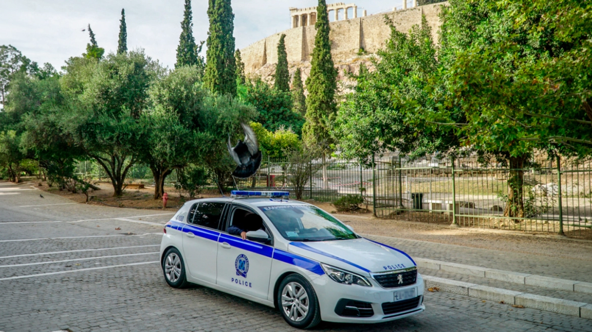 sulm-me-thike-prane-akropolit-ne-athine-lendohen-dy-turiste