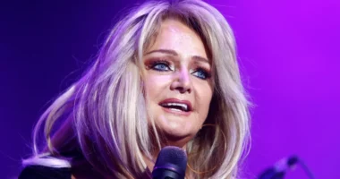 Shuhet Bonnie Tyler/ Ndërron jetë në moshën 75-vjeçare këngëtarja e “Holding Out for a Hero”