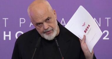 Mbledhja e grupit të PS/ Rama reflektim pas protestës: Ulim kokën para njerëzve, t’u japim ‘Besën’!