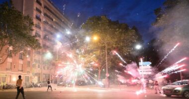 Francë, dhunë pas humbjes/ Humbja me Spanjën, tifozët përplasen me policinë në Paris e Lyon