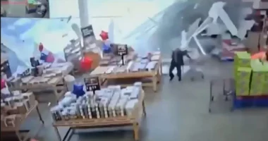 VIDEO/ Momenti kur shembet çatia e një supermarketi në New Jersey, në godinë ndodheshin 27 persona