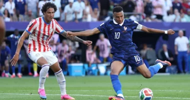Franca i mbijeton “ferrit”/ Mund Paraguajin dhe kualifikohet në çerekfinale të Botërorit