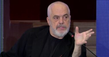 Protestat, Rama: Ka shumë për të reflektuar nën atë koren e zezë që është pjesa e dukshme