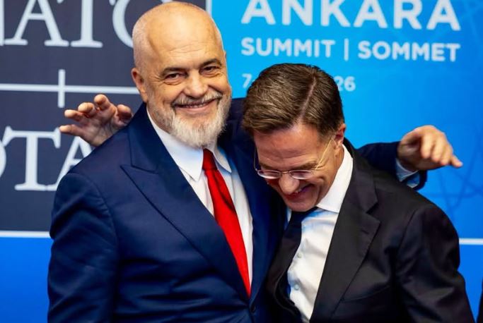 Rama ndan foton me kreun e NATO: Vjen dita e paimagjinueshme, shihemi në Shqipëri për samitin e rradhës!