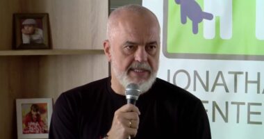 “Jemi këtu për të bërë më shumë, jo për të fjetur mbi dafina”/ Rama: Dyfishohet mbështetja për fëmijët me aftësi të kufizuara, shteti do të paguajë sigurimet për kujdestarët