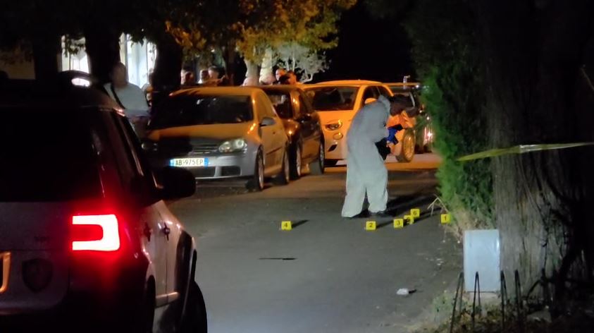 Të shtënat në Elbasan  20 persona në lokal  I pranishëm edhe nipi i  Oti Kilës   autori ishte i maskuar