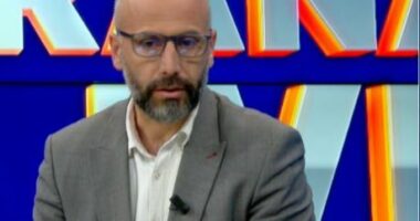 Protestuesit, gurë policisë/ Faik Basha: Persona të maskuar duan të shfrytëzojnë situatën, ka elementë që kërkojnë destabilizim