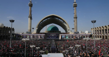 “Hakmarrje dhe vdekje Amerikës”, iranianët brohorasin në ceremoninë e varrimit të Ali Khameneit