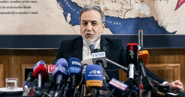 Araghchi bisedon me Turqinë dhe Omanin mes tensioneve në Hormuz: Thirrje për diplomaci