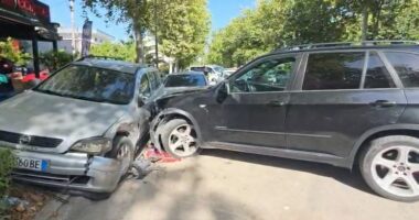 BMW humb kontrollin në unazën e Fierit/ Përplaset me dy makina të parkuara, plagoset drejtuesi