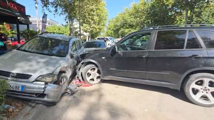 BMW humb kontrollin në unazën e Fierit  Përplaset me dy makina të parkuara  plagoset drejtuesi