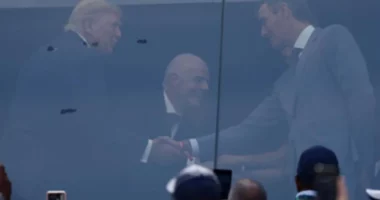 Trump dhe Sanchez shtrëngojnë duart në finalen e Botërorit, lënë pas tensionet