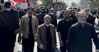 Nga “i vdekur” në mes të turmës, Ahmadinexhad shfaqet papritur në funeralin e Khameneit