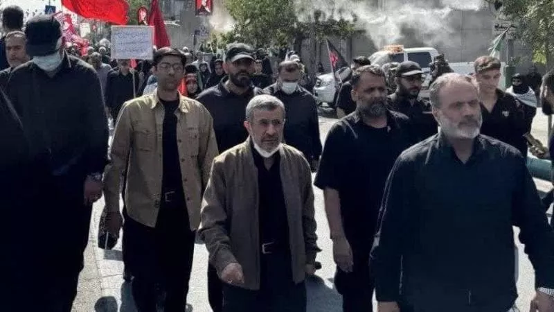Nga “i vdekur” në mes të turmës, Ahmadinexhad shfaqet papritur në funeralin e Khameneit
