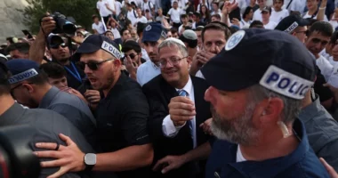 Ministri izraelit i Sigurisë u bashkohet ekstremistëve hebrenj ndërsa ata sulmojnë kompleksin e xhamisë al-Aksa