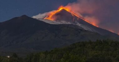 Shpërthen sërish vullkani Etna, ndërpriten fluturimet në Siçili