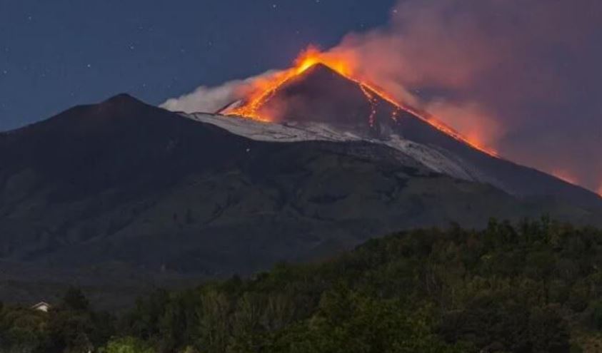 Shpërthen sërish vullkani Etna, ndërpriten fluturimet në Siçili
