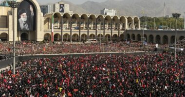 Mijëra iranianë përcjellin Ali Khamenein për në banesën e fundit/ Mungon djali i tij, Lideri Suprem