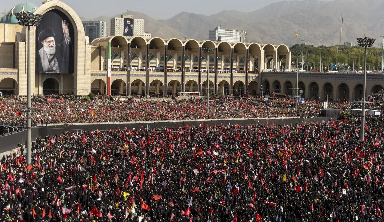 Mijëra iranianë përcjellin Ali Khamenein për në banesën e fundit  Mungon djali i tij  Lideri Suprem