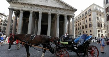 Italia planifikon të ndalojë karrocat turistike të tërhequra nga kuajt në Romë dhe qytete të tjera artistike