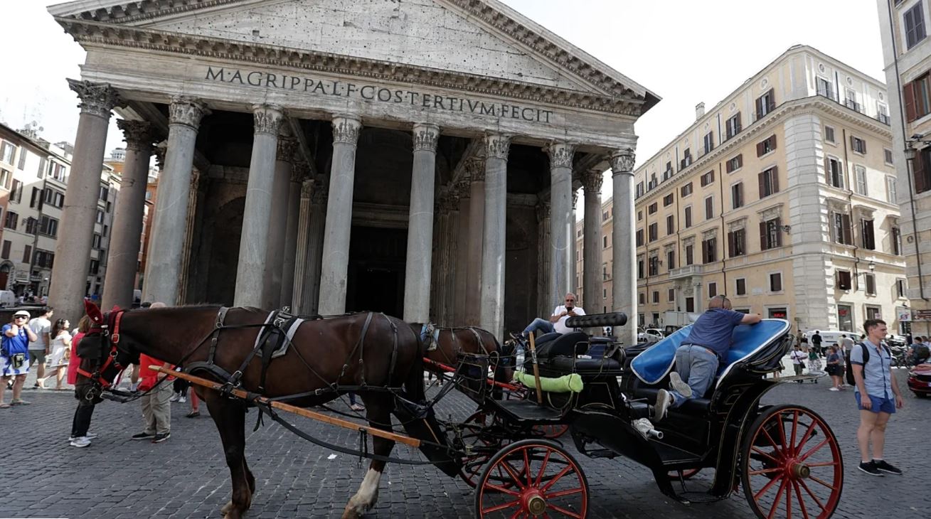 Italia planifikon të ndalojë karrocat turistike të tërhequra nga kuajt në Romë dhe qytete të tjera artistike