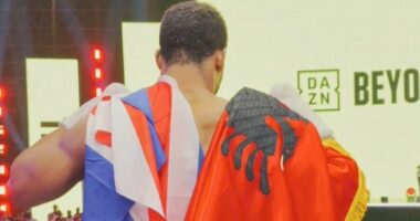 Kampioni i botës me flamurin shqiptar/ Joshua hodhi mbi shpinë simbolin kombëtar shqiptar pas duelit