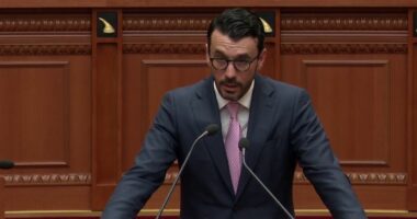 Karakaçi: Elektrifikim i plotë i linjës hekurudhore Tiranë-Durrës-Rinas deri në fund të 2027
