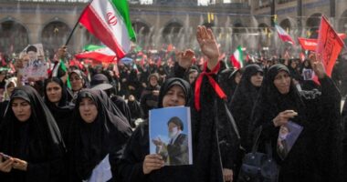 Mijëra iranianë përcjellin Khamenein për në banesën e fundit, mungon djali i ish-Liderit Suprem