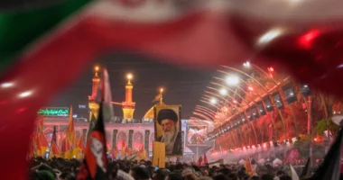 Ali Khamenei varroset në Mashhad, djali dhe pasardhësi i tij mungojnë në varrim